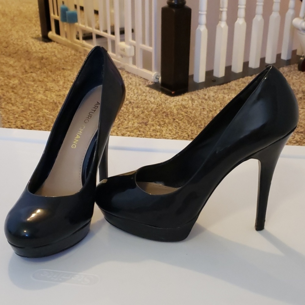 Arturo Chiang patent black platform pumps